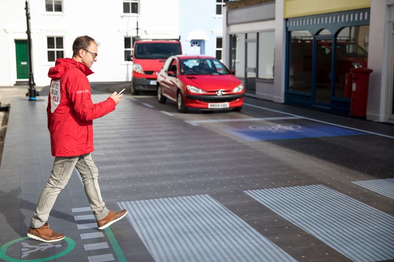 New smart crossing warns when phone users step into the road